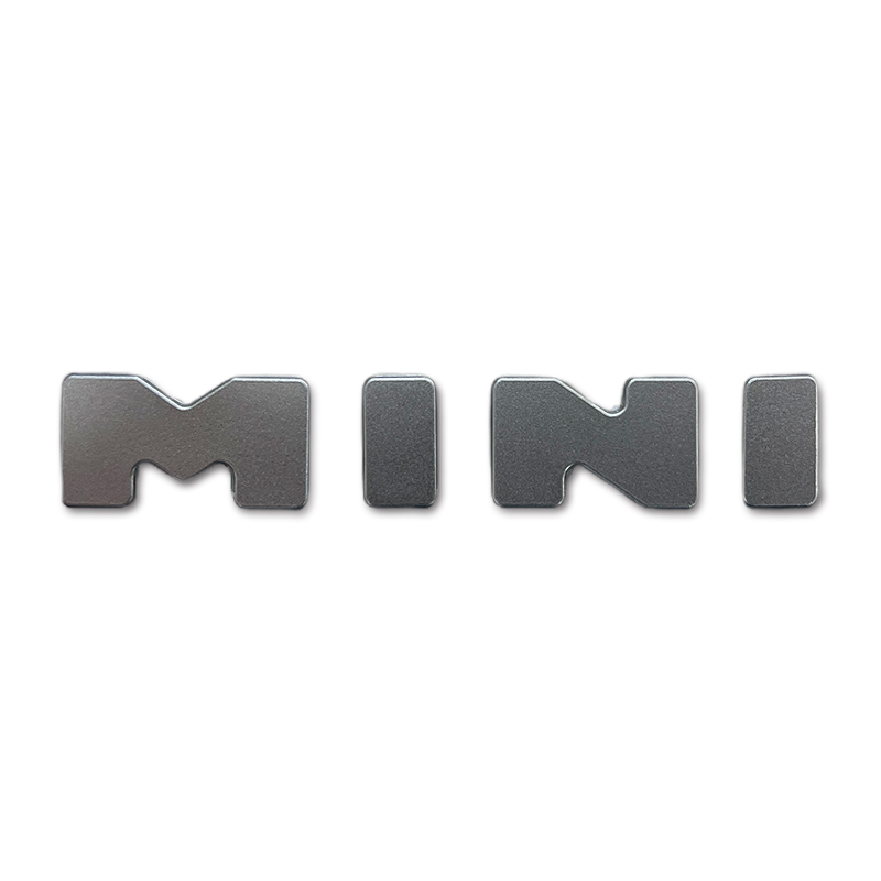 デリカミニ　リアエンブレムガーニッシュ　製品画像　マットシルバー